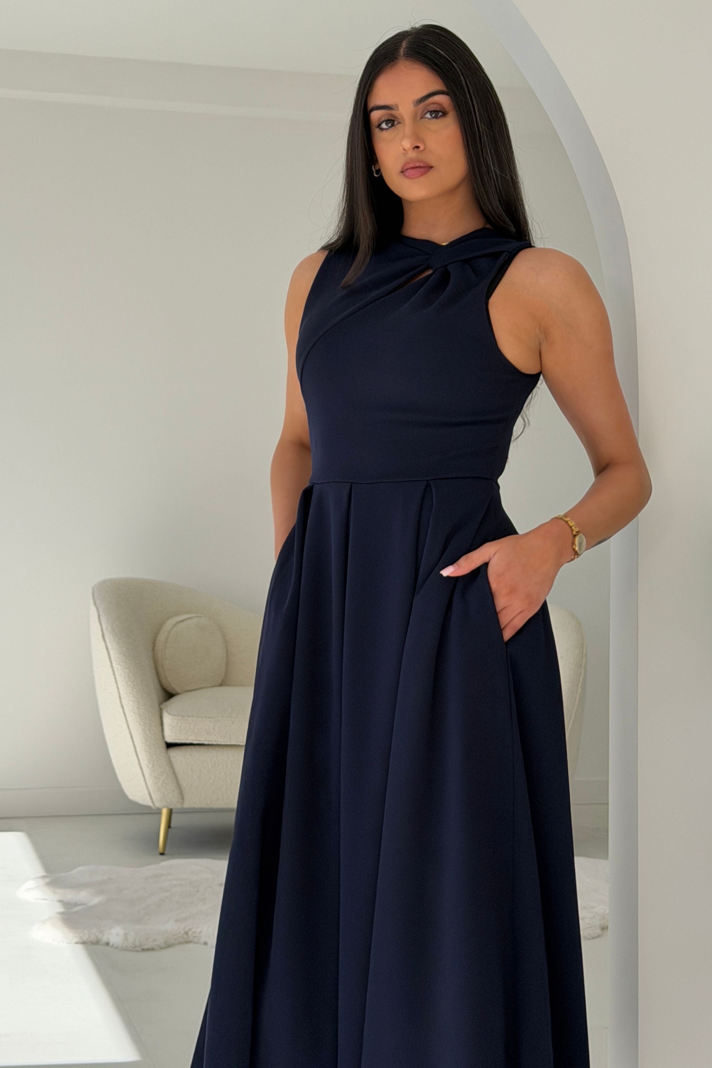 Vestido midi Anastasia con detalle de nudo, color azul marino