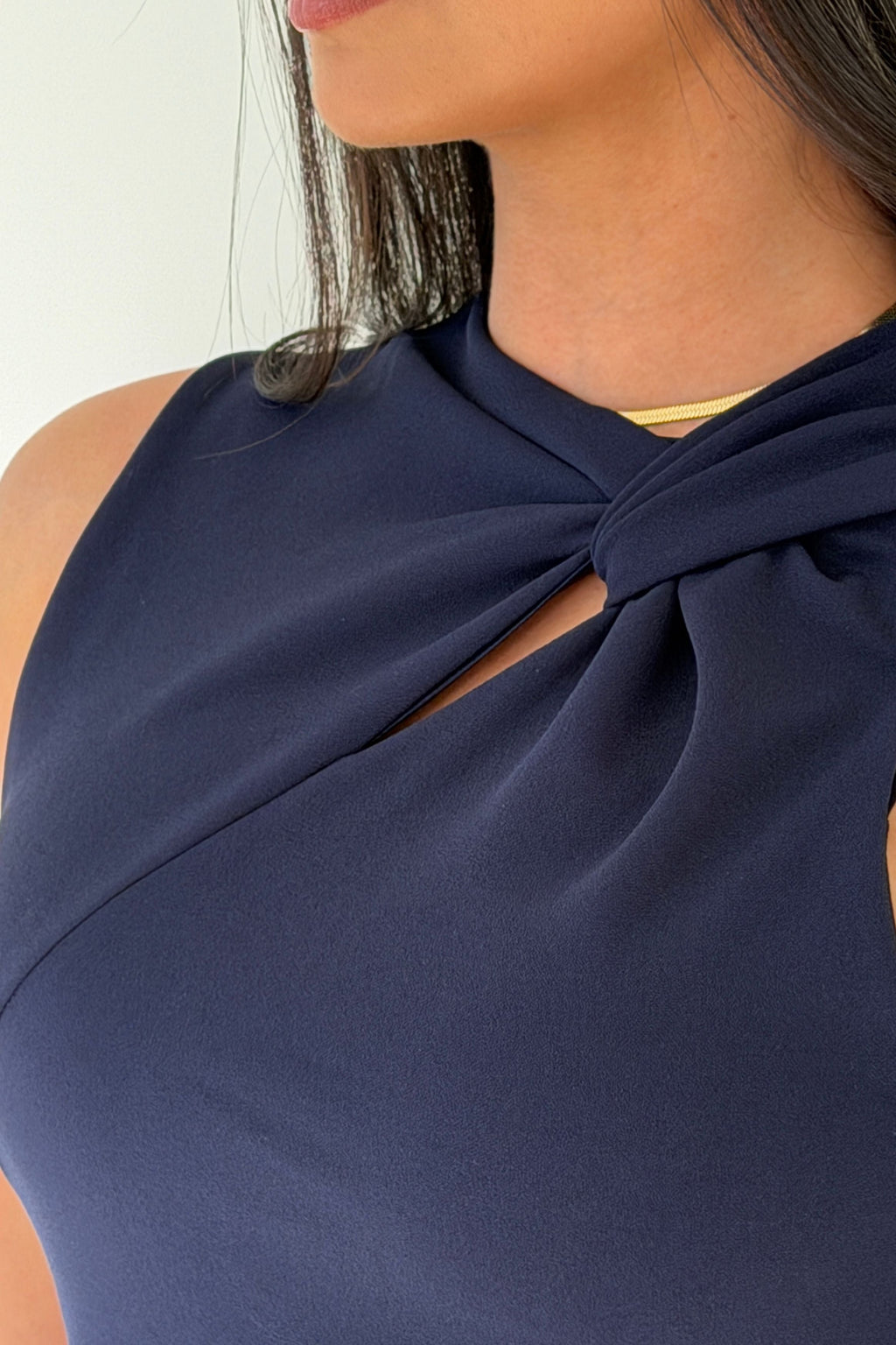 Vestido midi Anastasia con detalle de nudo, color azul marino
